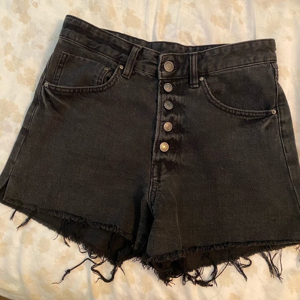Women’s & Denim black high-waisted jean shorts size 6